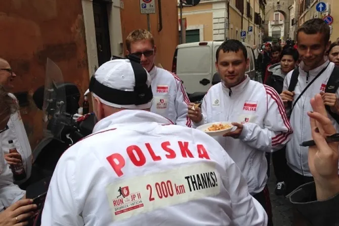 Deportistas polacos corrieron dos mil kilómetros para llegar al Vaticano