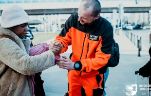 Autoridad polaca recibiendo a refugiado (2022) / Cru00e9dito: DWOT 