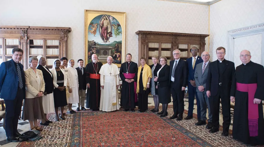 El Papa Francisco junto a los miembros de la Comisión Pontificia para la Protección de Menores. Foto: Vatican Media