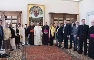 El Papa Francisco junto a los miembros de la Comisiu00f3n Pontificia para la Protecciu00f3n de Menores. Foto: Vatican Media 