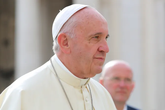 Los ciudadanos de segunda clase son quienes descartan a la gente, dice el Papa a gitanos