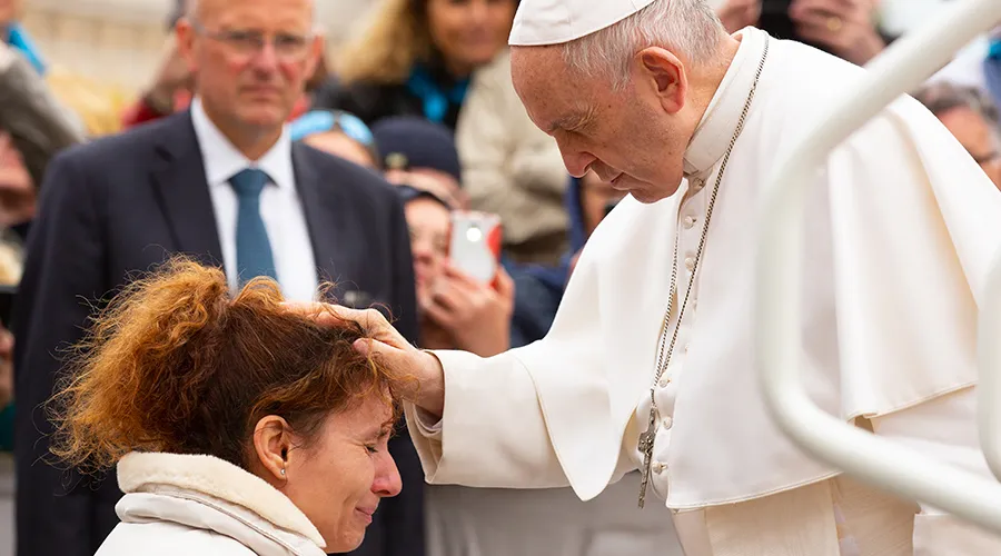 La mujer siempre apuesta a salvar la vida, afirma el Papa Francisco