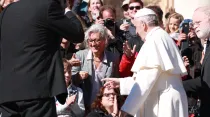El Papa con lo fieles. foto: Lucía Ballester