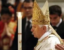 El Santo Padre preside la procesión de la luz durante la Vigilia Pascual?w=200&h=150