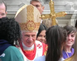 El Papa saluda a algunos de los jóvenes presentes en el atrio de la Catedral de Westminster?w=200&h=150