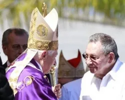 El Papa Benedicto XVI y Raúl Castro se saludan al final de la Misa en La Habana