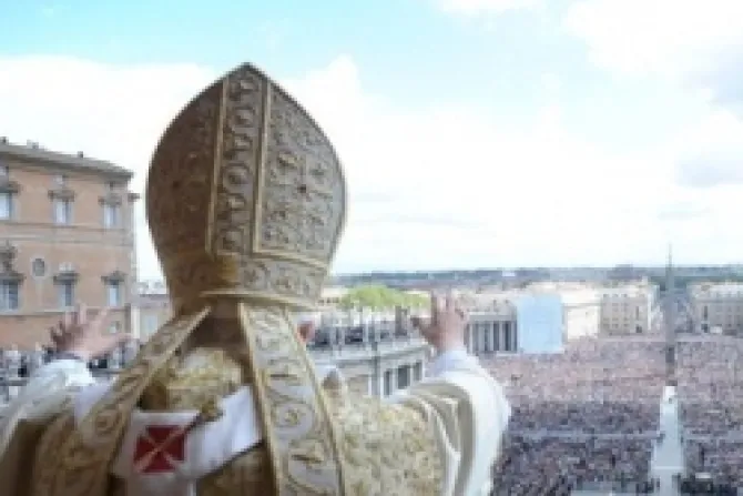 Por Cristo la Iglesia está cerca a los que sufren, dice el Papa en mensaje de pascua 2012