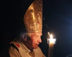 El Papa Benedicto XVI presenta el Cirio durante la Vigilia Pascual celerada en el Vaticano?w=200&h=150