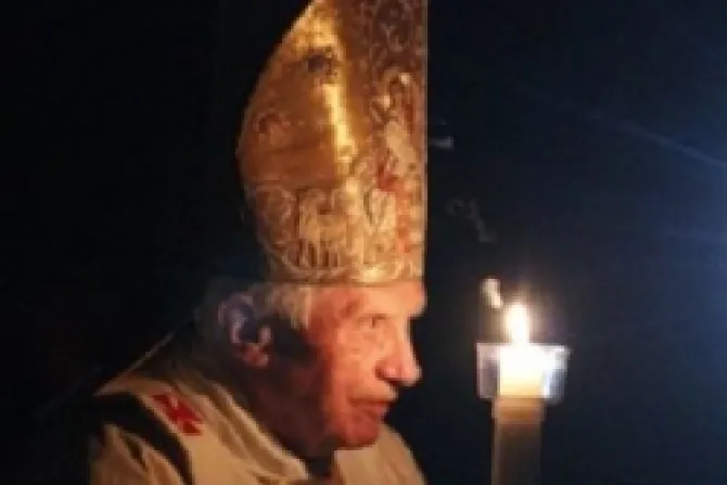 La fe es el "verdadero iluminismo", dice el Papa Benedicto durante la vigilia pascual