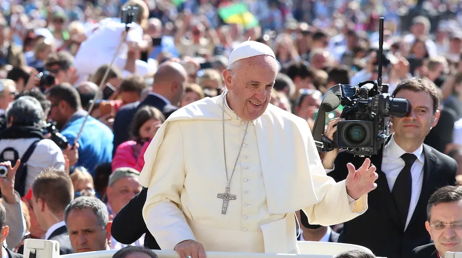 El Papa saluda a los fieles durante la Audiencia General. Foto: Daniel Ibáñez / ACI Prensa?w=200&h=150