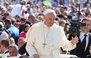 El Papa saluda a los fieles durante la Audiencia General. Foto: Daniel Ibu00e1u00f1ez / ACI Prensa 