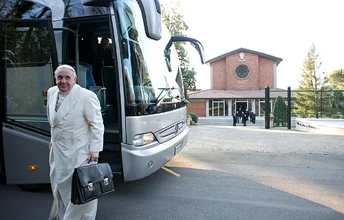 El Papa llega a la casa de retiros (foto ANSA, L'Osservatore Romano)?w=200&h=150