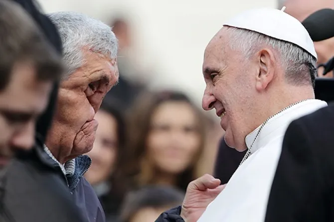 El Papa Francisco acoge a hombre desfigurado y da lección de amor a quienes sufren