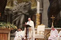 El Papa Francisco celebrando la Misa del 1 de enero en la Basílica de San Pedro por la Solemnidad de María Madre de Dios. Foto Petrik Bohumil / ACI Prensa