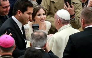 El Papa Francisco saluda a esposos/Imagen referencial. Cru00e9dito: ACI Prensa 