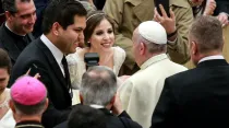 El Papa Francisco saluda a esposos/Imagen referencial. Crédito: ACI Prensa