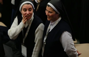Dos consagradas durante una audiencia con el Papa Francisco. Cru00e9dito: Daniel Ibu00e1u00f1ez / ACI Prensa 