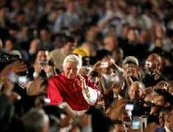 EL Papa rodeado de una multitud de sacerdotes durante la Vigilia del Jueves?w=200&h=150