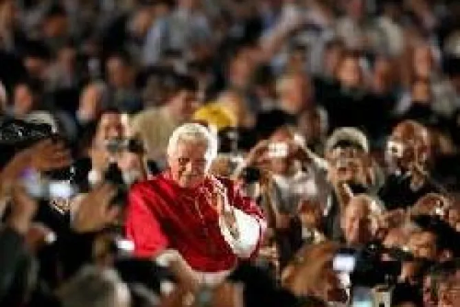 Celibato es "escándalo" de sacerdote que pone su fe en Dios, dice el Papa Benedicto XVI