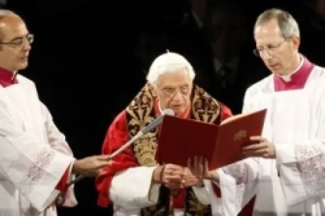 El Papa destaca el valor de la familia cristiana durante el via crucis en el coliseo