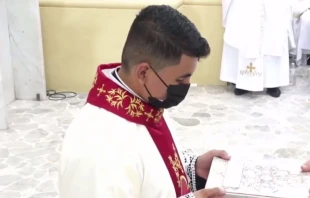 Rau00fal Antonio Vega Gonzu00e1lez el du00eda de su ordenaciu00f3n diaconal conferida por Mons. Rolando u00c1lvarez. Cru00e9dito: Diu00f3cesis de Matagalpa 