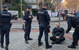 El veterano provida Jesu00fas Poveda ejerce la resistencia pasiva contra el aborto en Madrid el du00eda de los Santos Inocentes. Cru00e9dito: Nicolu00e1s de Cu00e1rdenas/ ACI Prensa 