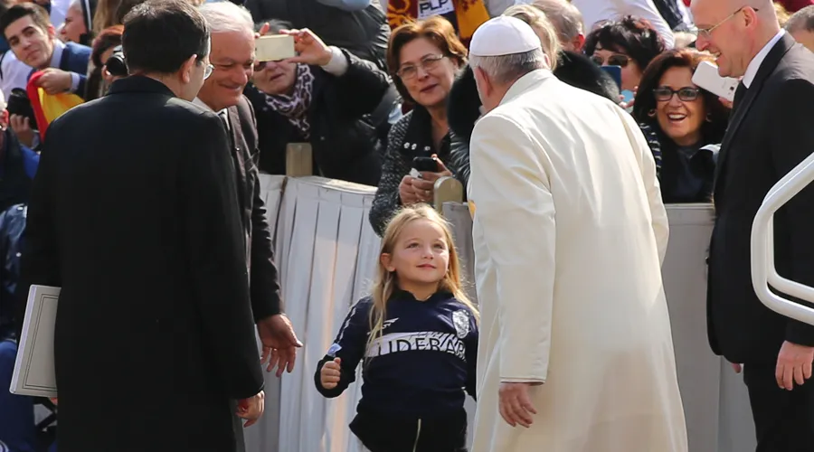 El Papa saluda a un niño en la Plaza de San Pedro antes de la Audiencia. Foto: Daniel Ibáñez / ACI Prensa?w=200&h=150