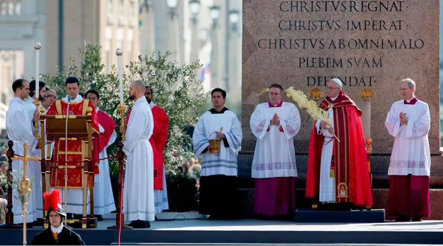 El Papa en la celebración del Domingo de Ramos hoy en el Vaticano. Foto: Daniel Ibáñez / ACI Prensa