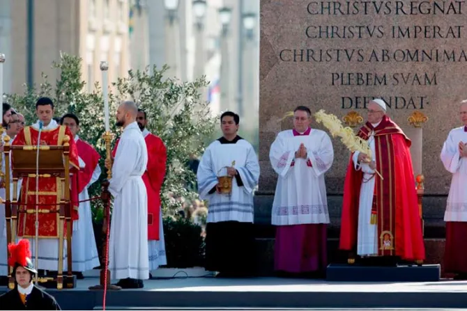El Papa en Domingo de Ramos: Cuando nos calumnien, miremos a Cristo en la cruz