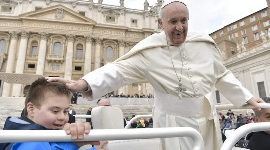 El Papa sube al papamóvil a un niño durante la Audiencia General. Foto: Vatican Media