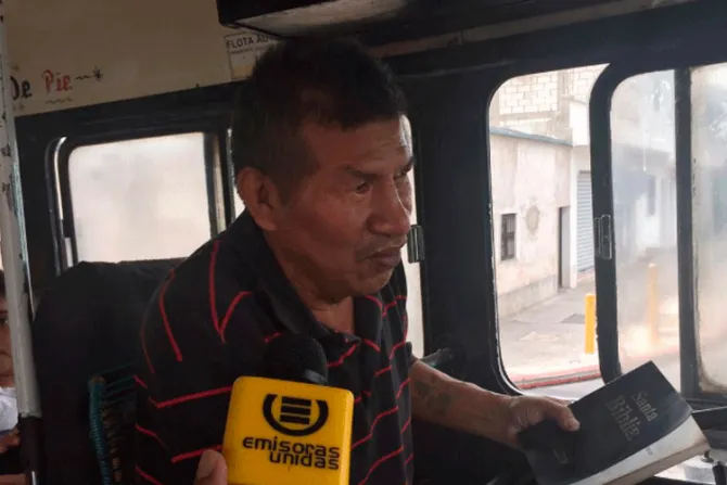 VIDEO: Ante ola de extorsiones chofer responde predicando con la Biblia en Guatemala