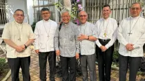 Cardenal Lazzaro You Heung-sik (tercero de la izquierda) con algunos obispos de Ecuador. Crédito: Arquidiócesis de Quito