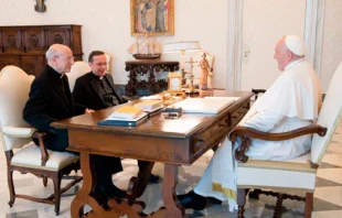 Mons. Fernando Ocu00e1riz, Prelado del Opus Dei; P. Mariano Fazio, Vicario Auxiliar; y el Papa Francisco en la audiencia del 3 de junio. Cru00e9dito: OpusDei.org 