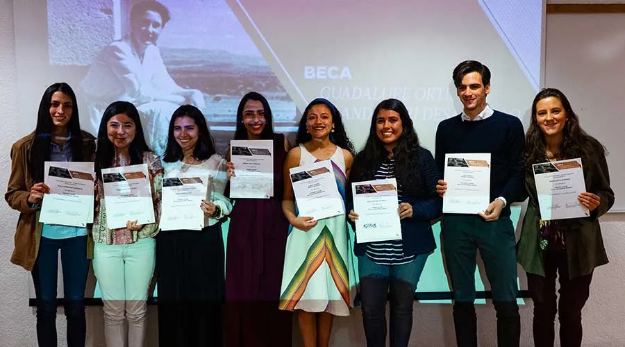 Ganadores de becas en honor a Guadalupe Ortiz de Landázuri. Foto: Universidad Panamericana.?w=200&h=150