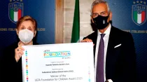 La presidente del Hospital Bambino Gesù recibe el premio. Foto: Hospital Bambino Gesù