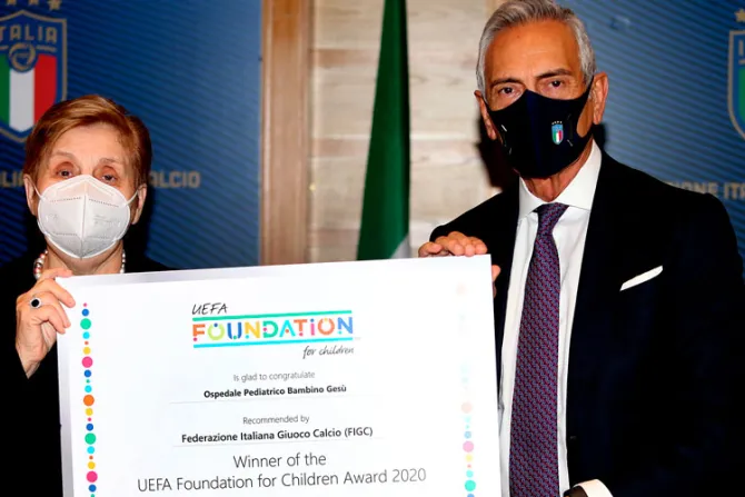Hospital del Papa recibe premio de la UEFA por su labor en favor de la infancia
