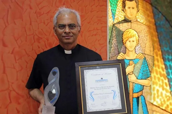 El P. Tom Uzhunnalil recibe Premio Internacional Madre Teresa por su valor y compasión