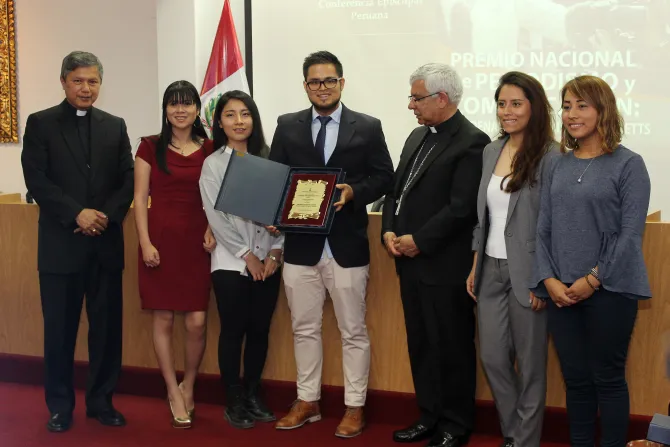 Obispos del Perú premian a ganadores de concurso de periodismo Cardenal Landázuri
