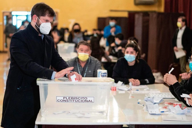 “La democracia ha ganado”, dice Obispo tras amplio rechazo a nueva Constitución en Chile