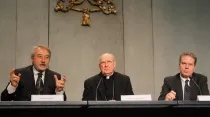 Presentación de las catequesis con el Cardenal Farrel y el portavoz del Vaticano, Greg Burke. Foto: Alexey Gotovsky / ACI Prensa