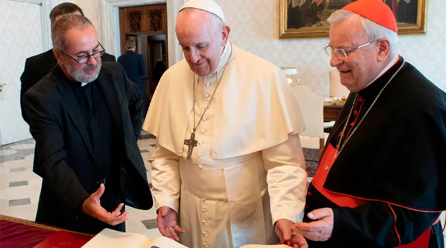 Presentan al Papa la nueva traducción al italiano del Misal romano