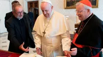 Los Obispos italianos presentan la nueva traducción del Misal al Papa. Foto: Vatican Media