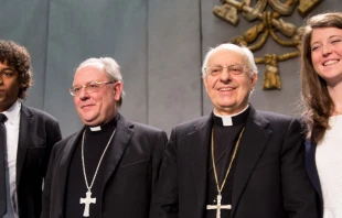 Elvis Do Ceu Nicolaia Do Rosario, Mons. Fabio Fabene, Cardenal Lorenzo Baldisseri y Federica Ceci en la Sala Stampa del Vaticano. Foto: Daniel Ibu00e1u00f1ez (ACI Prensa)  