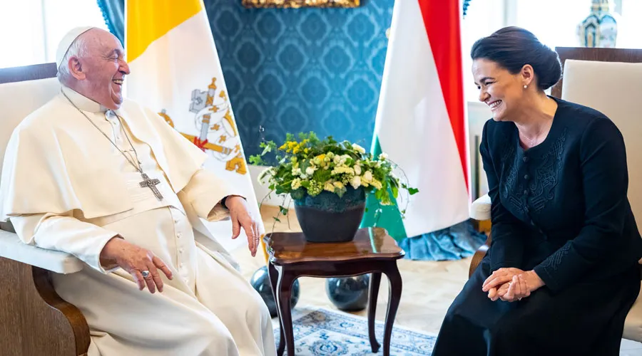 El Papa Francisco con la Presidenta de Hungría en Budapest. Crédito: Facebook de Novak Katalin?w=200&h=150