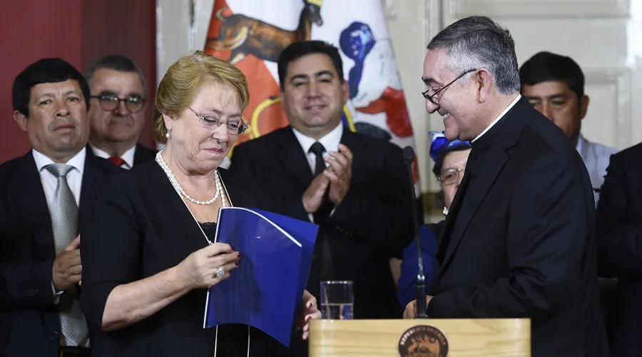 La presidenta de Chile, Michelle Bachelet, y el Obispo de Temuco, Mons. He?ctor Vargas / Foto: Prensa Presidencia de la Repu?blica