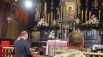 Andrzej Duda reza en santuario de Jasna Góra, ante la imagen de la Virgen de Czestochowa, el 26 de marzo. Crédito: Conferencia Episcopal de Polonia.