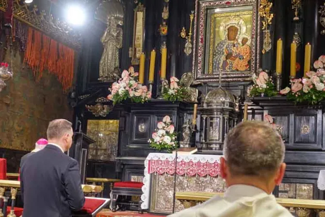 Coronavirus: Presidente de Polonia reza por su pueblo ante Virgen de Czestochowa