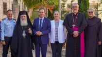 En el medio, Patriarca Ortodoxo Theophilos, Presidente Isaac Herzog y su esposa Michal Herzog, y Mons. Pierbattista Pizzaballa. Crédito: Patriarcado Latino de Jerusalén