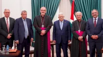 En el medio, Mons. Pierbattista Pizzaballa y el Presidente Mahmud Abbas