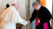 Mons. Georg Bätzing saluda en el Vaticano al Papa Francisco. Crédito: Vatican Media